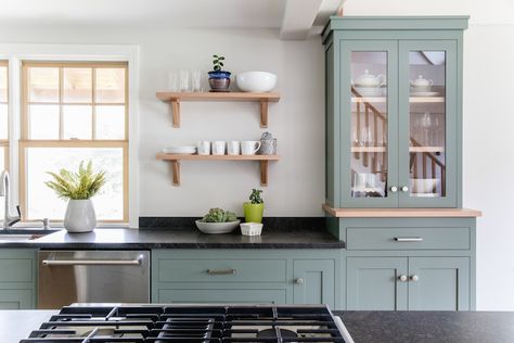 Sage green cabinets, black counter top and stainless appliances.....still has a clean and soft look to it. Kitchen Design Program, Kitchen Black Counter, Sage Kitchen, Black Appliances Kitchen, Sage Green Kitchen, Black Countertops, Green Kitchen Cabinets, Beautiful Kitchen Designs, Best Kitchen Designs