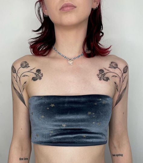 Flower Tattoo On Collarbone, Symmetric Flower Tattoo, Shoulder Tattoos Symmetrical, Symmetric Back Tattoo, Botanical Chest Tattoo Female, Symmetric Tattoos, Symmetrical Collarbone Tattoo, Vintage Flowers Tattoo, Delicate Tattoo Sleeve