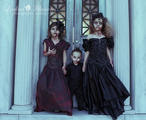 Halloween Family Photoshoot, Zombie Photoshoot, Goth Family, Halloween Photoshoot Ideas, Illusion Costumes, Zombie Photo, Zombie Kid, Illusion Photography, Unique Family Photos