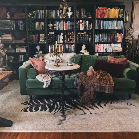 English Style Decor, Comfy Cozy Home, Dark Home Decor, Home Library Design, Dark Home, Dark Interiors, Maximalism, House Room, Apartment Inspiration