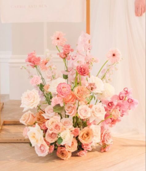 Peach Pink Wedding, Wedding Columns, Peach Bouquet, Table Rose, Peach Wedding Flowers, Bridal Table, Wedding Table Flowers, Pink And White Flowers, Peach Wedding