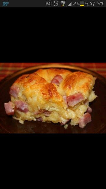 Cheesy Ham Biscuit Casserole:1 can Pillsbury Grands Flaky Layers 5 eggs 1/2c milk 1 cup diced ham 1cup shredded cheese Directions:Heat oven to 350. Spray a 11 x 7 glass baking dish with cooking spray.In a large bowl, beat egg and milk.Separate dough into individual biscuits and cut each biscuit into fourths.Gently stir biscuit pieces into egg mixture to coat evenly.Fold in ham, cheese.Spoon mixture into prepared dish,arrange biscuit pieces in a single layer.Bake at 350 for 23-25 minutes. Ham Biscuits, Pull Aparts, Breakfast Casserole With Biscuits, Delicious Breakfast Casserole, Cheesy Ham, Breakfast Crescent Rolls, Egg Ideas, Crescent Roll Breakfast Casserole, Flaky Biscuits