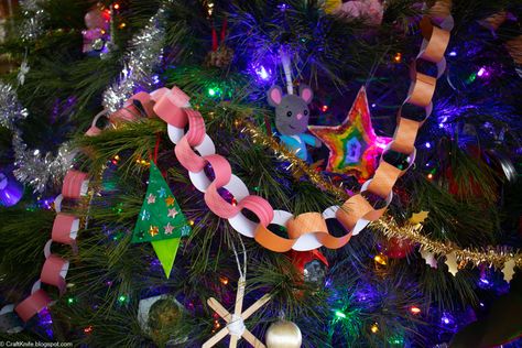 However, you can do a lot more with the classic paper chain, especially in terms of Christmas tree decor. Make an eco-friendly, customized garland. Mason Jar Lids Crafts, Jar Lid Crafts, Paper Bunting, Fabric Stiffener, Diy Christmas Garland, Paper Mache Clay, Green World, Sweet Paper, Paper Chains