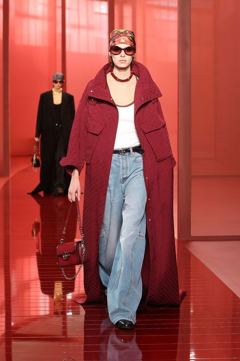 Milan Fashion Week Runway, Gucci Runway, Fashion Trend Forecast, Dress Up Jeans, Gucci Spring, Winter Fashion Outfits Casual, Denim Day, Spring Fashion Trends, Dolce E Gabbana