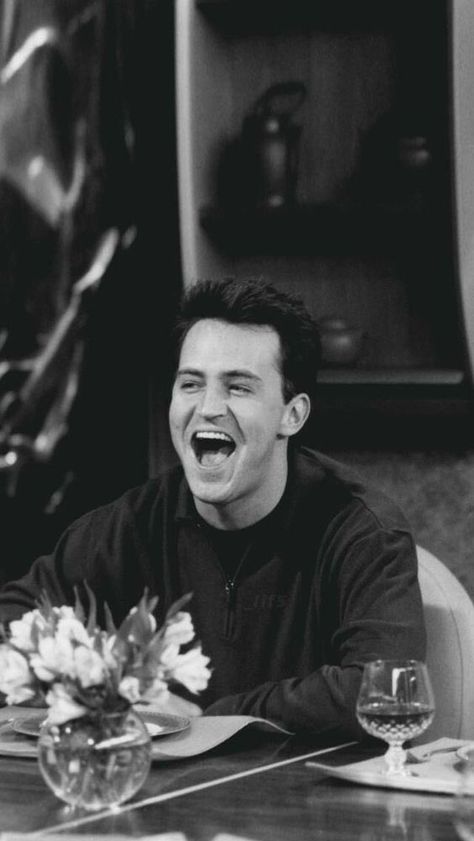 Chandler Bing❤️ Bing Wallpaper, Friends 1994, Chandler Friends, Friends Episodes, Friends Poster, Friends Cast, Friends Tv Series, Joey Tribbiani, Friends Moments