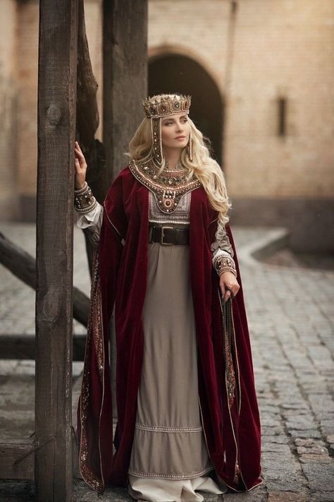 Byzantine Clothing, Rhaenys Targaryen, Hollywood Costume, Russian Culture, Byzantine Empire, Medieval Costume, Period Outfit, Fantasy Gowns, Medieval Clothing