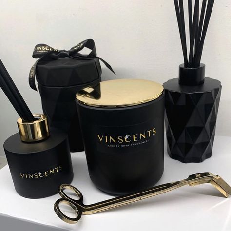 VINSCENTS ® on Instagram: "Matte and gold style is so sleek and sexy, my absolute favourite combination. 📸Here is our matte black with gold lid Vogue candle in black orchid. Our matte black and gold classic reed diffuser in Fairydust, accompanied by the beautiful diamond candle and diffuser duo set in Dark Honey & Tobacco. #gift #matteblack #candles #diffusers #homedecor #homestyle #fragrancedhome #homefragrances #roomstyle #luxurycandles #reeddiffuser #decor #cusomizable" Black And Gold Candles, Luxury Candles Packaging, Business Study, Lux Candles, Diamond Candles, Candle Fragrance Oil, Dyi Gifts, Burning Bush, Candle Ideas