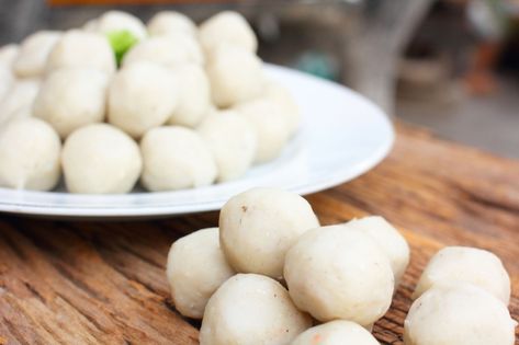 Homemade fish balls are a world apart from commercial fish balls (Pic: ShutterStock) Fish Balls Recipe, Fishball Recipe, Gar Fish, Fish Paste, Fish Balls, Fish Ball, Bouncy Balls, Fish Cake, Balls Recipe