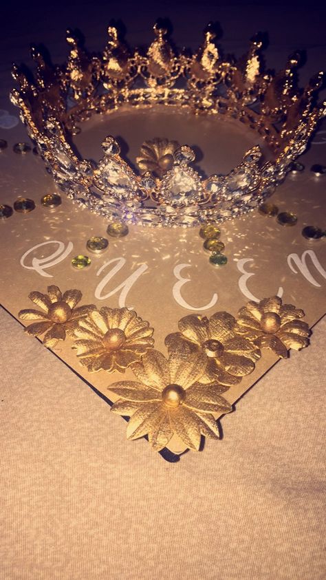 Graduation Cap Designs With Crown, Graduation Cap With Crown, Manifesting Photos, Crown Graduation Cap, High School Graduation Cap Designs, Gold Graduation Cap, Diy Grad Cap, Graduation Party Desserts, Parking Spot Painting