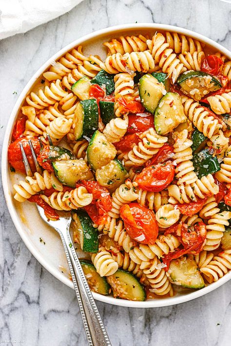 Pasta Recipes Beef, Pasta With Zucchini And Tomatoes, Zucchini Pasta Recipe, Vegetarian Pasta Recipe, Zucchini Pasta Recipes, Pasta Tomato, Tomato Pasta Recipe, Cake Pizza, Recipes Meat