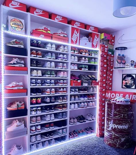 Trap Rooms Aesthetic, Sneakerhead Closet, Jordan Shoe Box Storage, Shoe Boxes On Wall, Trap Room, Sneaker Room, Sneaker Closet, Sneakerhead Room, Sneaker Displays