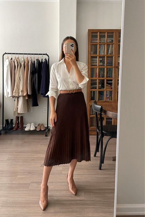 Horsebit Belt, Modest Work Outfits, Work Skirt Outfit, Internship Outfit, Business Casual Skirt, Professional Skirt, Business Casual Fall, Business Skirt, Outfits Modest