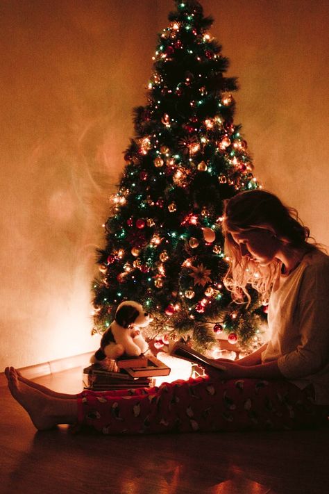 Submission by NastyaSensei Sens. More work by NastyaSensei on Pexels at https://www.pexels.com/@nastyasensei-sens-66707 #light #person #woman Alone On Christmas, Christmas Story Lamp, Easy Home Improvement, Decoration For Ganpati, Leg Lamp, Christmas Planning, Pink Bouquet, Decorative Letters, Home Decor Store