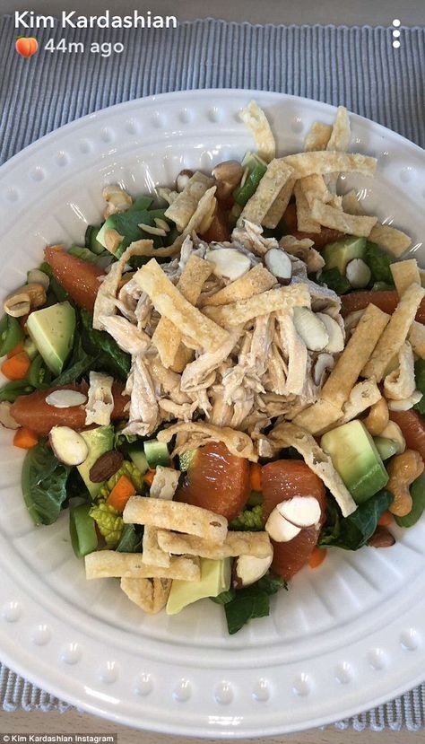 Kardashian Meals, Health Nut Salad, Khloe Kardashian Diet, Kardashian Salads, Kardashian Diet, Delicious Salad Recipes, Nut Salad, Celebrity Diets, Healthy Food Menu