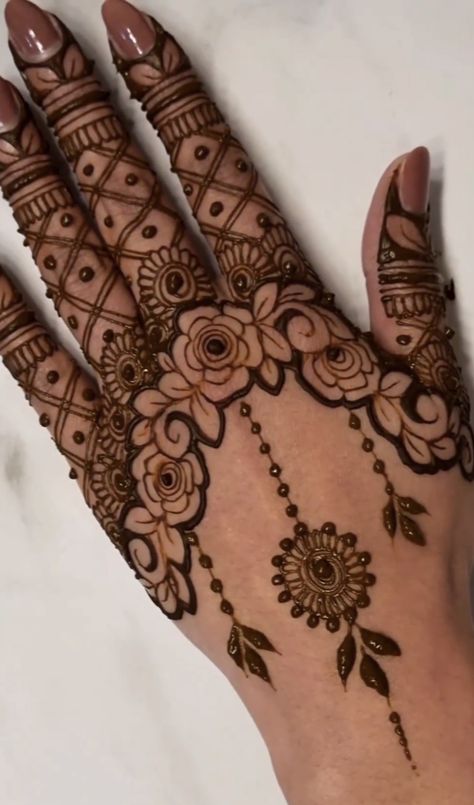 Pretty Henna Designs Unique, Mehendi Designs For Hands Unique, Mehndi Design Hand, Hand Mahendi, Mehndi Designs Simple Easy, Front Mehndi, Beautiful Simple Mehndi Design, Short Mehndi Design, Mehndi Mehndi