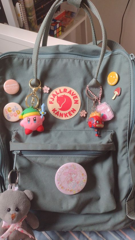 Kanken Decoration, Backpack Decoration Ideas, Kanken Backpack Aesthetic, Aesthetic Kanken, Mochila Kpop, Kanken Bag, Mochila Fjallraven Kanken, Pretty Tote Bags, Everyday Bag Essentials