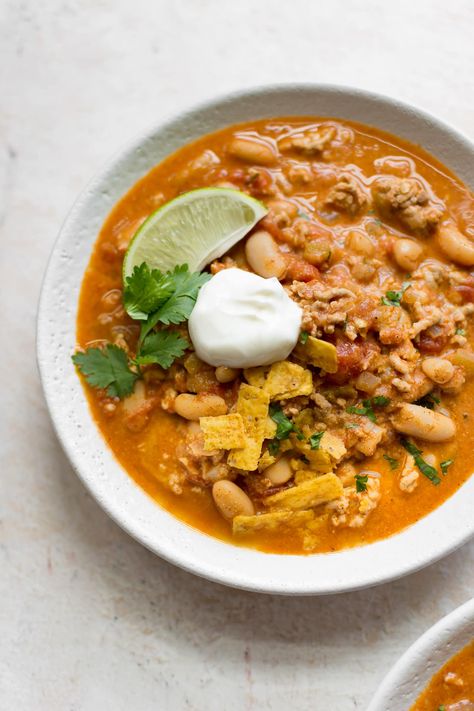 A delicious one pot white bean turkey chili recipe with a touch of sour cream! It's fast and delicious. Turkey White Bean Chili, White Bean Turkey Chili Recipe, Turkey Sweet Potato Chili, White Bean Chili Recipe, Salt And Lavender, White Bean Turkey Chili, Ground Turkey Chili, Turkey Chili Crockpot, Salt Lavender