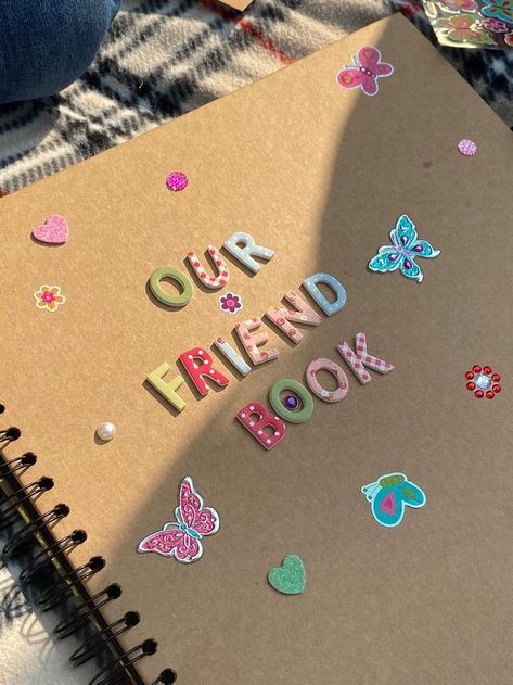 School Memories Scrapbook, Friends Journal, Friend Scrapbook, Бисер Twin, Bulletin Journal Ideas, Memory Journal, Diy Journal Books, Friend Activities, Friend Book