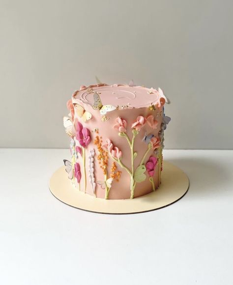 Whimsical 1st Birthday Cake, Whimsical Smash Cake, Wild One Birthday Party Flowers, First Birthday Cake Flowers, Wildflower First Birthday Cake, Fairy First Birthday Cake Smash, Wildflower Cake Ideas, Baby In Bloom Cake Ideas, Fairy Smash Cake