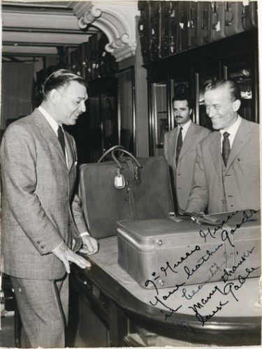 Clark Gable purchasing his Gucci and giving an autograph to M. Guccio Gucci Gucci Luggage, Gucci Ad, Aldo Gucci, Luxury Lifestyle Travel, Clark Gable, Guccio Gucci, Lauren Bacall, Vintage Fashion Photography, Hollywood Legends