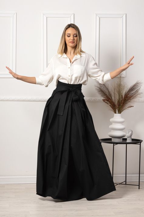 Victorian Walking Skirt, Black Pleated Skirt Outfit, Circle Skirt Outfits, Walking Skirt, Victorian Skirt, Black Skirt Outfits, Bell Skirt, Full Length Skirt, Effortless Fashion