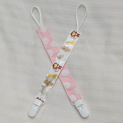 Love these really easy to make ribbon pacifier leashes. Makes a great addition to baby shower gifts. #babygift, #babyshowergift, #DIYgifts, #sewbyhand, #easysewing, #sewingprojects Pacifier Clips Diy, Baby Shower Favors Diy, Binky Clips, Baby Pacifier Clip, Sew Easy, Favors Diy, Kinds Of Fabric, How To Make Ribbon, My Niece