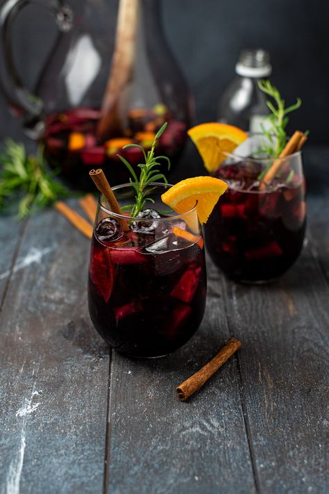 Fall Sangria Recipes, Spanish Red Wine, Red Sangria Recipes, Winter Sangria, Holiday Sangria, Red Wine Sangria, Sangria Cocktail, Sangria Recipe, Red Sangria