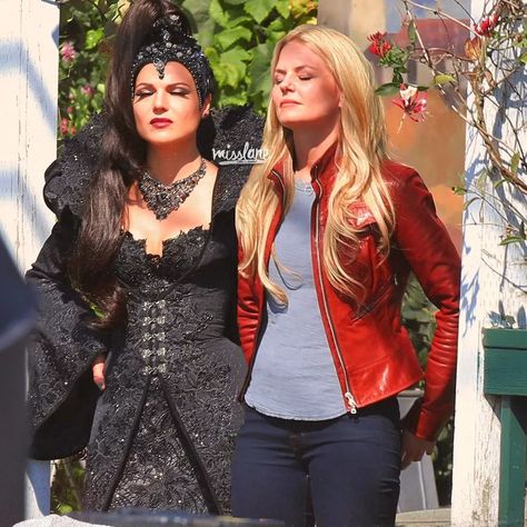 Regina And Emma, Ouat Funny, Once Upon A Time Funny, Ouat Cast, Lesbian Fashion, Swan Queen, Regina Mills, Jennifer Morrison, Emma Swan