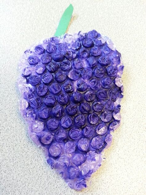 Bubble wrap grapes. Cut out grape template on color construction paper of choice. Staple square of bubbltemplate. Have children fingerpaint Note: tempera paint flakes off somewhat while drying, therefore fingerpaint will work best. Color Activities For Toddlers, Bubble Wrap Art, Purple Crafts, Fruit Crafts, Teaching Crafts, School Kids Crafts, Green Construction, Sensory Art, Pink Crafts