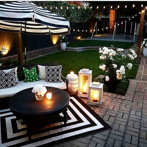 Lovedecor on Instagram: “Love what @crazychicdesign has done to her backyard! Looks beautiful! 😍✨ patio interior ✨ 💫 Follow @admireinteriordesigners to see more…” Sitting Area Ideas, Patio Garden Ideas On A Budget, Balkon Decor, Outdoor Rugs Patio, Cozy Seating, Apartment Patio, Living Modern, Outdoor Living Room, Backyard Living