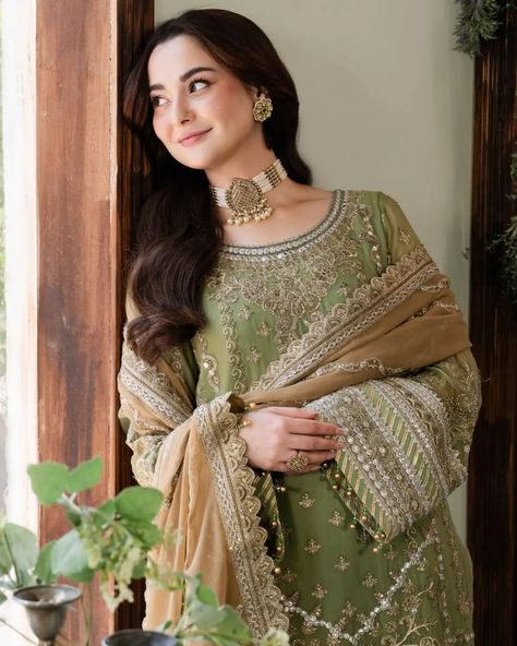 Naina @imroziapremium ft. @haniaheheofficial #chiffon #festive #imrozia #haniaamir Dress For Bride Sister, Punjabi Salwar Kameez, Hania Aamir, Nigerian Recipes, Pakistani Designer Clothes, Hania Amir, Asim Jofa, Colour Contrast, Punjabi Salwar