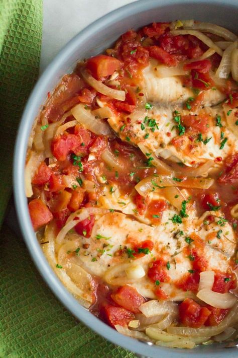 3-ingredient Tilapia Skillet - This 3-Ingredient Tilapia Skillet with diced tomatoes and onions is a quick, easy, healthy and delicious weeknight dinner. Recipes With Diced Tomatoes, Fish Seasoning, Fish Meals, Seafood Dinners, Yummy Seafood, Tilapia Recipes, Easy Seafood, Pescatarian Recipes, Fish Dinner