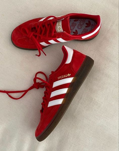 Red Adidas Shoes, Spezial Adidas, Adidas Handball Spezial, Adidas Handball, Sneaker Trend, Trendy Shoes Sneakers, Dr Shoes, Pretty Shoes Sneakers, Shoes Outfit Fashion