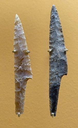 Solutrean - the peak of stone tools workmanship Paleolithic Tools, Native American Knowledge, Artifact Hunting, Flint Knives, Ancient Artifacts Prehistoric, Stone Knife, Stone Age Art, Stone Age Tools, Paleolithic Era