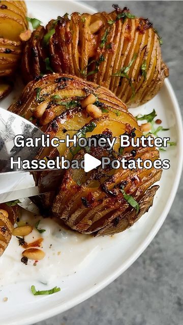 Caitlin Latessa-Greene on Instagram: "CRISPY ROASTED GARLIC-HONEY BUTTER HASSELBACK POTATOES! These are too good to not throw back to 😋 • For the garlic: 1 head garlic, top sliced off Olive oil Salt Pepper • For the potatoes: 5 medium gold potatoes, washed Olive oil  Salt • For the butter: 3 tbsp unsalted butter, melted 1 tbsp fresh thyme  1/2 tsp salt Roasted garlic (from above) 1 1/2 tbsp honey  1/2 tsp paprika • Optional for serving: Sour cream (mixed with chives) Chopped fresh cilantro Toasted pine nuts  • 1️⃣Preheat the oven to 400. Line a sheet pan with parchment paper and set aside.2️⃣Make the garlic. Add the garlic to a piece of parchment paper, drizzle the cut part with olive oil and season with salt and pepper. Wrap the head of garlic in the parchment and place in the oven for 3 Honey Hasselback Potatoes, Garlic Honey, Gold Potatoes, Hasselback Potatoes, Flavorful Vegetables, Salad Dishes, Toasted Pine Nuts, Veggie Salad, Throw Back