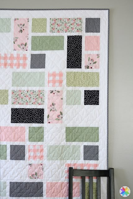 Grandmas Quilt Patterns, Quilts With Sashing, Fat Quarters Baby Quilt, Grandma Quilt, Easy Quilt Projects, Layer Cake Quilt Pattern, Farmhouse Patterns, Quilted Throws, Paper Quilts