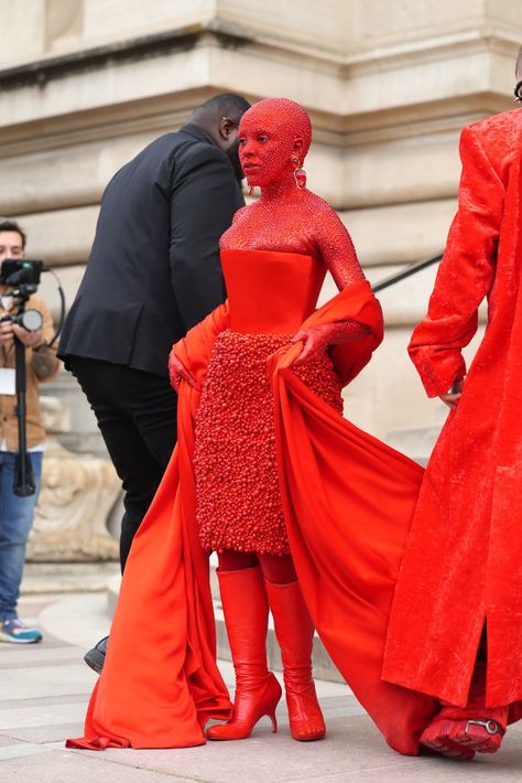 Red Accessories Outfit, Red Festival Outfit, Paris Fashion Week Outfits, Met Gala Outfits, Fashion Week Outfit, Fashion Gal, Music Festival Outfits, Cat Fashion, Red Outfit