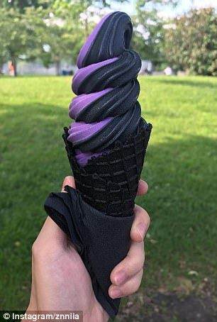 Black Ice Cream, Halloween Food Ideas, Yummy Ice Cream, Black Food, Soft Serve Ice Cream, Ice Cream Cones, Think Food, Ice Ice Baby, Ice Cream Desserts