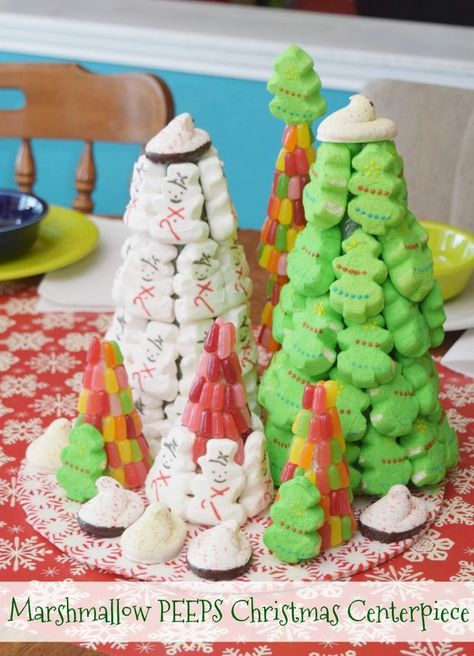 Marshmallow Peeps Christmas Centerpiece Christmas Patisserie, Christmas Peeps, Marshmallow Tree, Peeps Treats, Peeps Recipes, Homemade Presents, Marshmallow Snowman, Kid Christmas, Diy Christmas Crafts