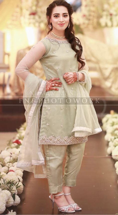 Brides sister on the Valima Trendy Party Outfits, Bridal Mehndi Dresses, Best Party Dresses, Trendy Party Dresses, Pakistani Formal Dresses, Casual Party Outfit, Pakistani Wedding Outfits, Bride Sister, Pakistani Fashion Party Wear