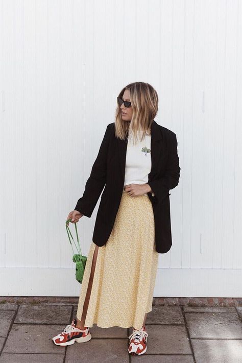 Alexis Foreman Style, Alexis Foreman, Yellow Midi Skirt, Minimalist Moda, Trainers Outfit, Effortless Outfit, Fashion People, Mode Inspo, Womens Fashion Trends