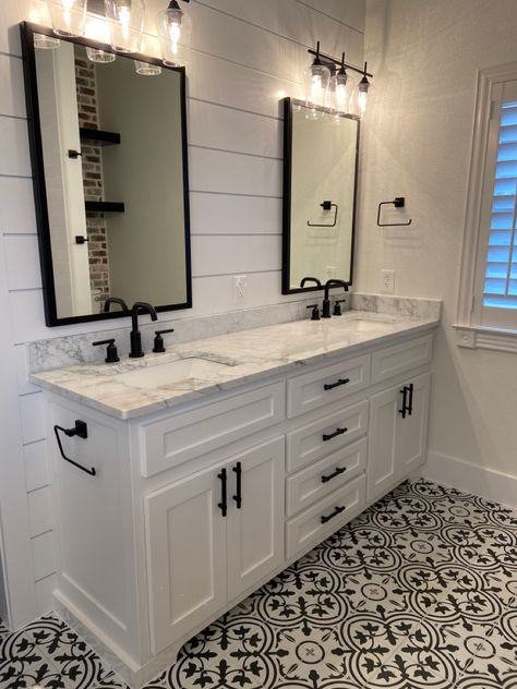 Shaker Style Vanity, Design Home Ideas, Black And White Bathroom, Bathroom Design Black, Black White Bathrooms, Black Vanity Bathroom, Garden Home Decor, Home Painting, Small Bathroom Makeover