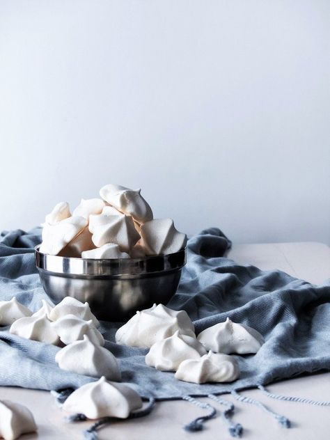 Easy Vegan Meringue Cookies | thesimplegreen.com - aquafaba (chickpea brine) makes sweet, gluten-free, and light meringue cookies! #aquafabarecipes #glutenfreecookies #veganrecipes #christmascookies #cookierecipes Aquafaba Recipes, Vegan Gingerbread Cookies, Vegan Meringue, Vegan Christmas Cookies, Vegan Gingerbread, Meringue Kisses, Vegan Dark Chocolate, Crowd Pleasing Recipes, Holiday Cookie Recipes