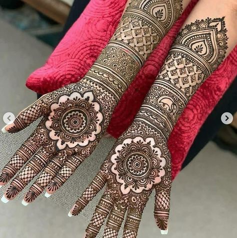 Karva Chauth Mehndi Designs, Traditional Mehndi Designs, Mehndi Designs Bridal Hands, Henna Art Designs, Full Hand Mehndi, Pretty Henna Designs, Full Mehndi Designs, Latest Bridal Mehndi Designs, Wedding Mehndi Designs