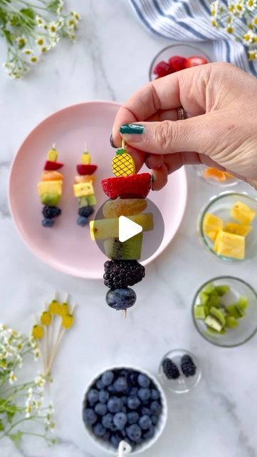 Alaura Berry on Instagram: "Rainbow Fruit Skewers 🌈 a fun spin on #fruitboardfridays 

Everything is better on skewers right?!? These skewers are so beyond simple & easy PLUS make eating healthy fun! They’re easy to grab & easy to pack in your littles lunch! I added them to a kids snack board for a birthday party & they were gobbled right now! These aren’t super fancy, but they were a hit!

To make them, grab an assortment of fruit in different colors and layer in ROYGB 🍓🍊🍍🥝🫐 This is even a great activity to get your little involved in helping you make the skewers. 

Enjoy!" Kids Snack Board, Rainbow Fruit Skewers, Fruit Skewers, Rainbow Fruit, Snack Board, Kids Snacks, Eating Healthy, Skewers, Berry