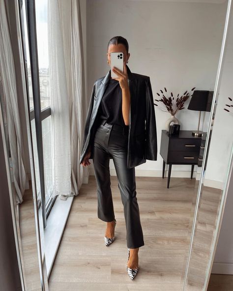 Zara Faux Leather Pants, Zara Leather Pants, Leather Pants Outfit, Casual Chic Style, Faux Leather Pants, Zara Pants, Looks Style, Winter Fashion Outfits, Outfits Casuales