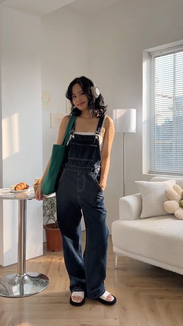 Overall Denim Outfits, Denim Overalls Outfit Aesthetic, Black Overall Outfit, Cute Overalls Outfits, Overall Pants Outfit, Overall Jeans Outfit, Jeans Overall Outfit, Jumper Outfit Ideas, Overall Outfits Summer