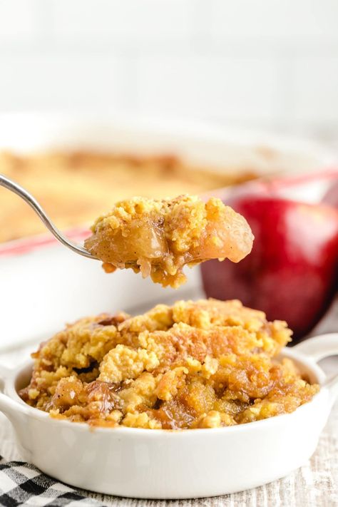 caramel apple dump cake hero image Dump Cake Easy, Cinnamon Granola Recipe, Filling Cake, Apple Dump Cake Recipe, Apple Dump Cake, Autumn Dessert, Caramel Apple Dump Cake, Easy Apple Crisp Recipe, Dump Cake Recipe