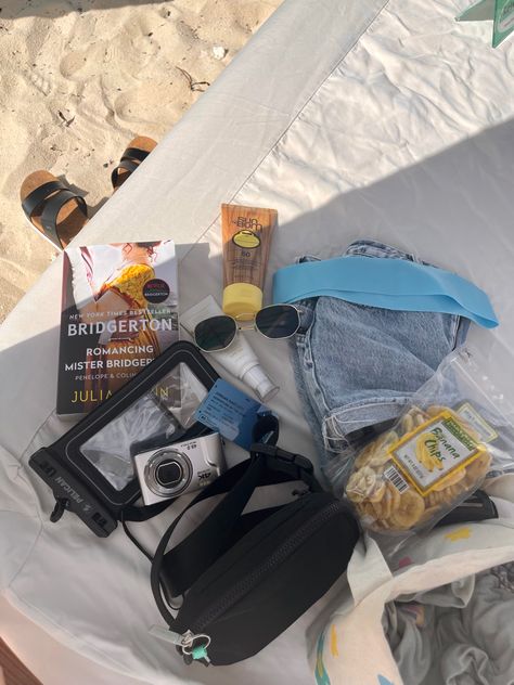 Camping Aesthetic Beach, Beach Packing Aesthetic, Beach Accessories Aesthetic, What’s In My Beach Bag, Beach Essentials Aesthetic, Beach Camping Aesthetic, Beach Bag Aesthetic, Beach Fotos, Aussie Beach