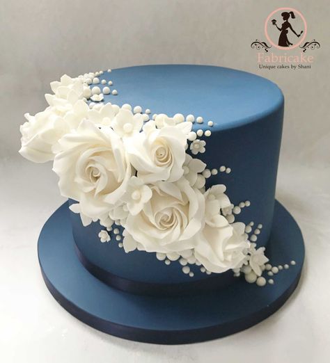 Marriage Anniversary Cake, Anniversary Cake Designs, Beaux Desserts, Happy Anniversary Cakes, Cake With Flowers, Fondant Cake Designs, Wedding Anniversary Cakes, Elegant Birthday Cakes, Simple Cake Designs